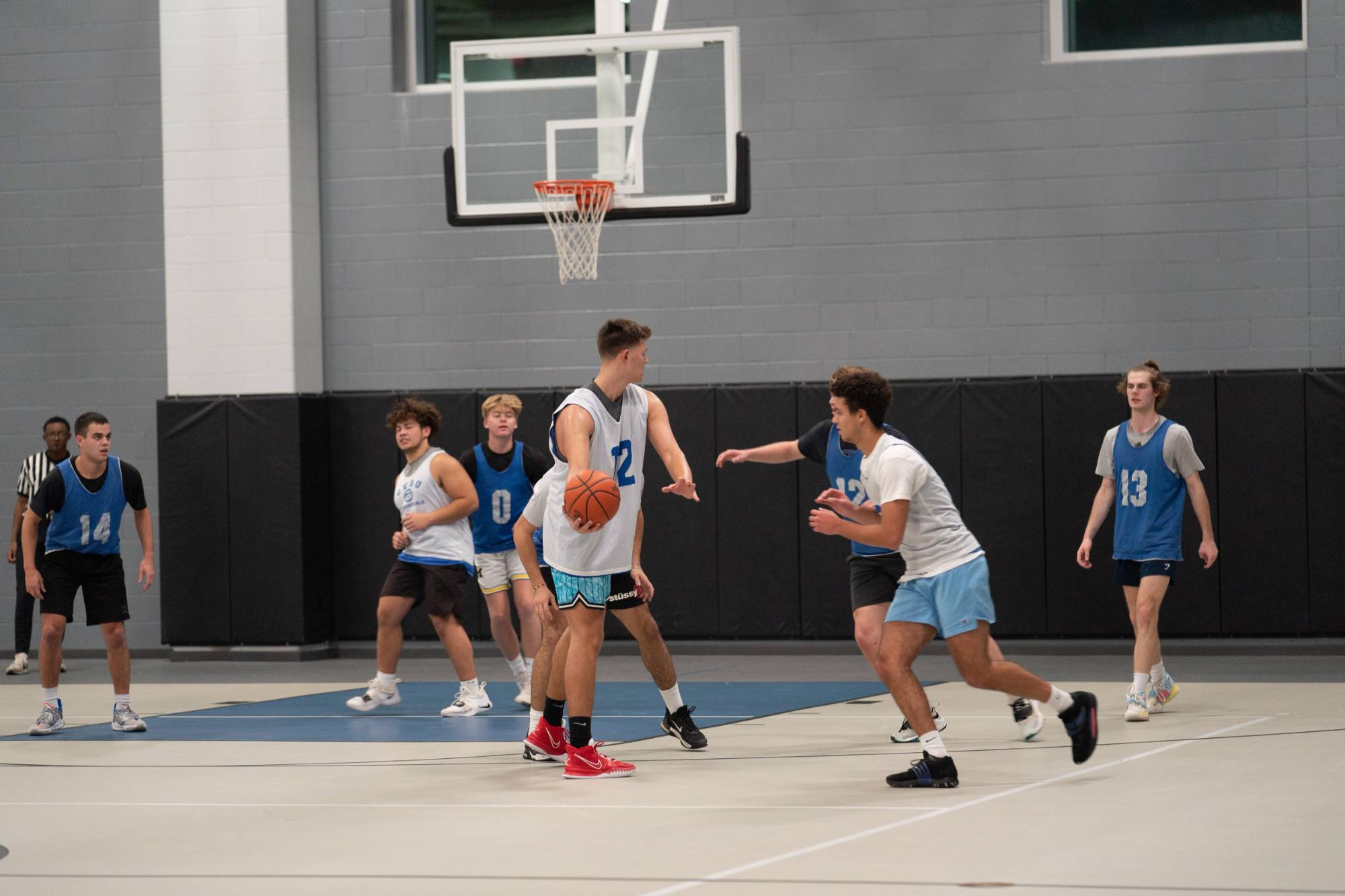 basketball player handing off ball to teammate